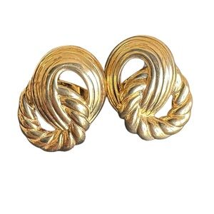 Vintage 80’s 90’s Monet Signed Stamped Clip On Gold Tone Earrings
